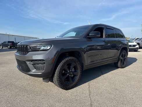 Used 2025 Jeep Grand Cherokee Altitude AWD/4WD image 2