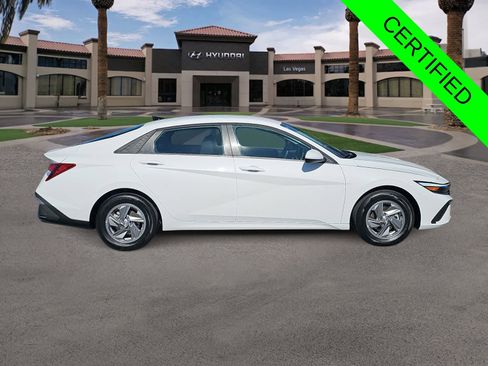 Used 2025 Hyundai Elantra SE image 9