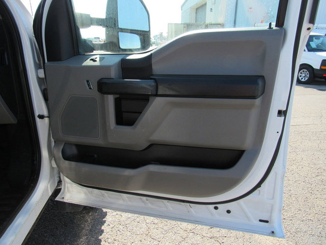 Used 2017 Ford F550 4x4 Regular Cab Super Duty image 12