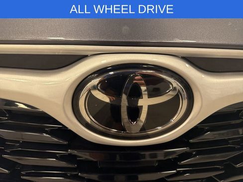 Used 2022 Toyota Highlander XLE image 3