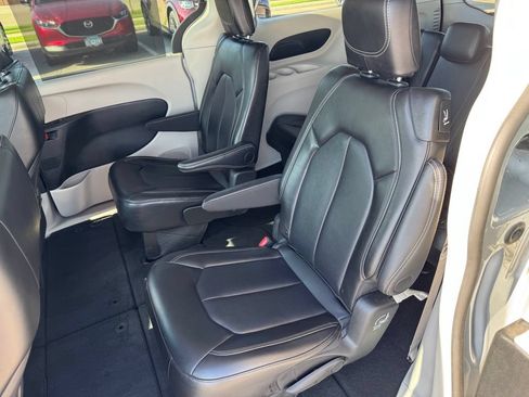 Used 2024 Chrysler Pacifica Touring-L FWD image 9