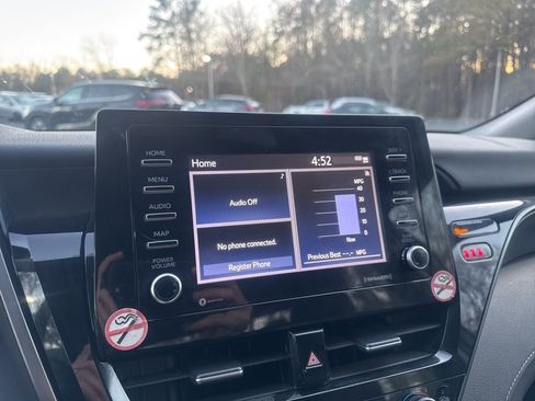 Used 2024 Toyota Camry SE image 4