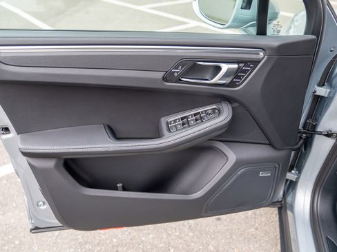 Certified 2026 Porsche Macan AWD/4WD image 10