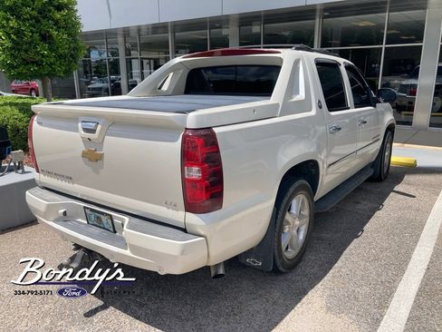 Used 2013 Chevrolet Avalanche LTZ AWD/4WD image 5
