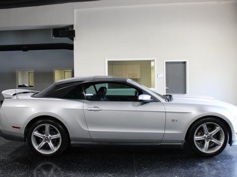 Used 2010 Ford Mustang GT RWD image 2