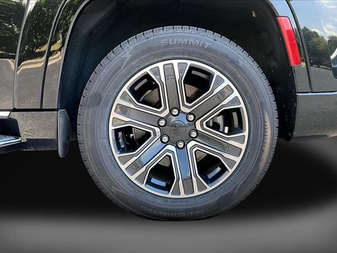 Certified 2024 Jeep Wagoneer L Series II w/ Flexible Seating Group AWD/4WD image 32