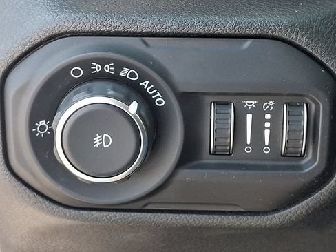 Used 2018 Jeep Wrangler Unlimited Sahara AWD/4WD image 23