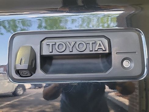 Used 2018 Toyota Tundra Limited w/ Limited Premium Package AWD/4WD image 6