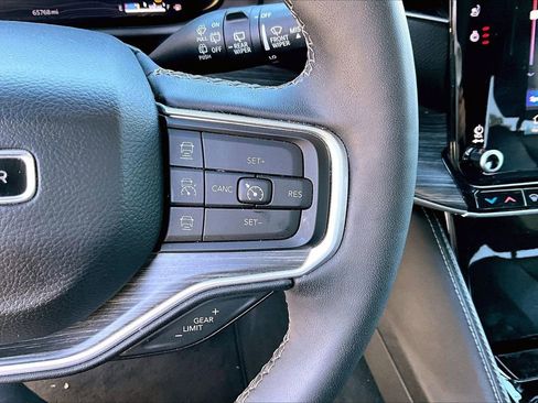 Certified 2024 Jeep Wagoneer L Series II w/ Flexible Seating Group image 31