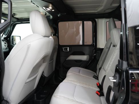 Used 2022 Jeep Wrangler Unlimited Sahara AWD/4WD image 17