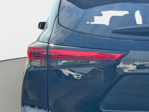 Used 2023 Toyota Highlander LE image 9