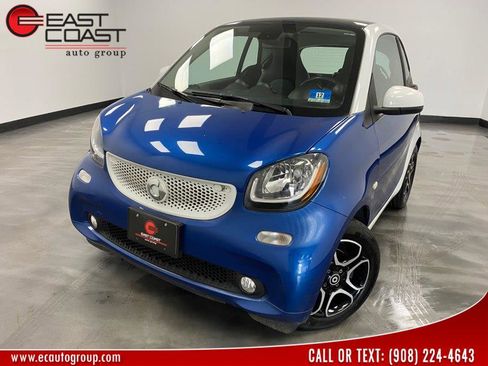 Used 2017 smart fortwo Prime RWD image 1