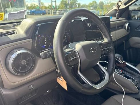 Used 2026 Chevrolet Colorado ZR2 w/ Technology Package AWD/4WD image 6