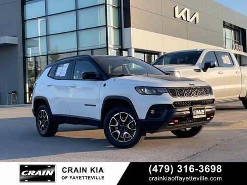 Used 2025 Jeep Compass Trailhawk AWD/4WD image 1