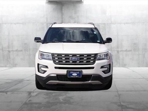 Certified 2017 Ford Explorer XLT FWD image 4