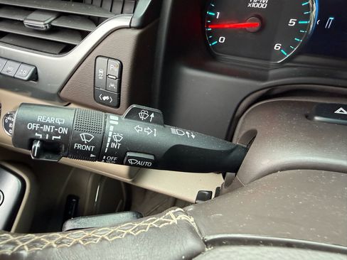 Used 2019 Chevrolet Suburban Premier image 14