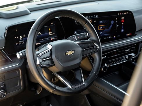 Used 2025 Chevrolet Suburban LS image 12