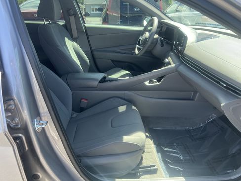 Used 2025 Hyundai Elantra Hybrid FWD image 10