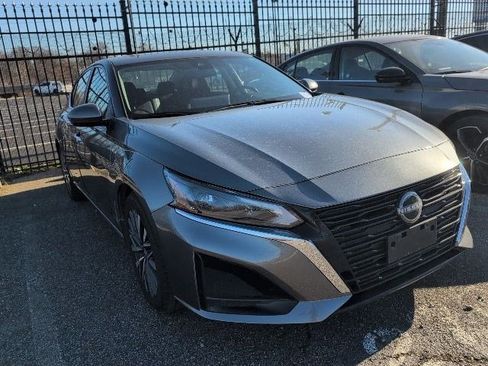 Used 2023 Nissan Altima 2.5 SV w/ SV Premium Package image 3