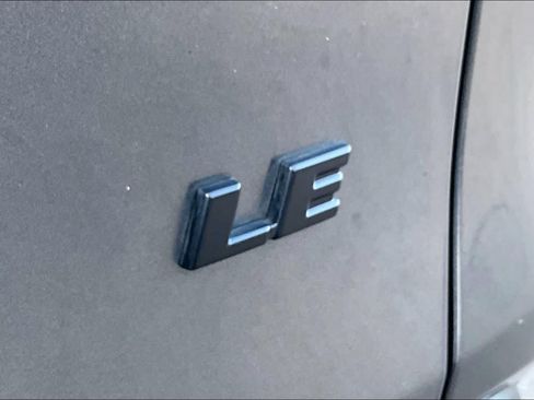 Used 2021 Toyota RAV4 LE FWD image 10