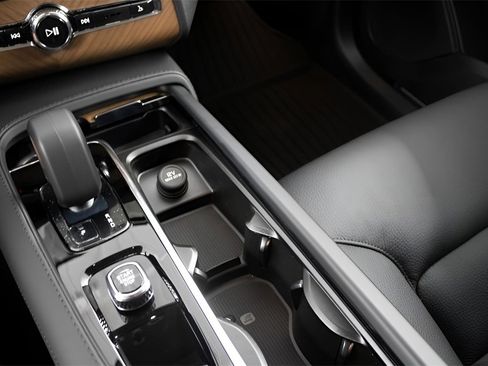 Certified 2025 Volvo XC90 T8 Plus w/ Protection Package Premier image 26