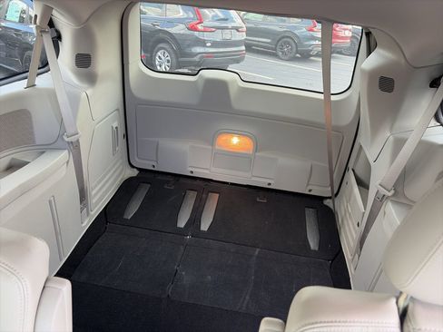 Used 2013 Chrysler Town & Country Touring FWD image 10