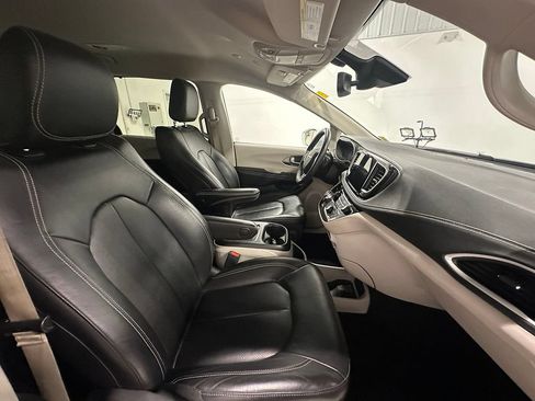 Used 2022 Chrysler Pacifica Touring-L FWD image 33
