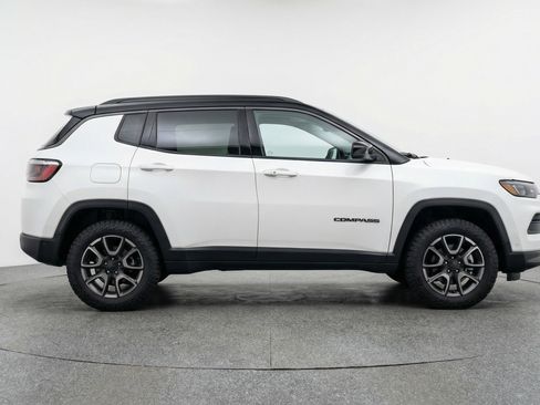 Used 2025 Jeep Compass Trailhawk AWD/4WD image 11