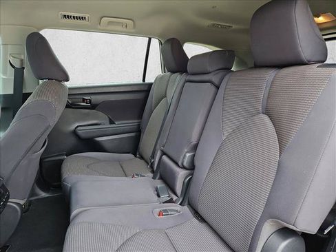 Used 2023 Toyota Highlander LE FWD image 18