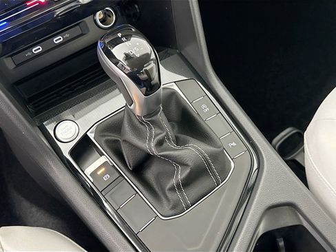 Certified 2025 Volkswagen Taos SE image 10