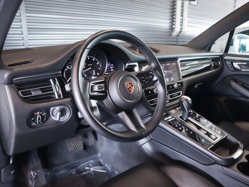 Certified 2024 Porsche Macan image 4