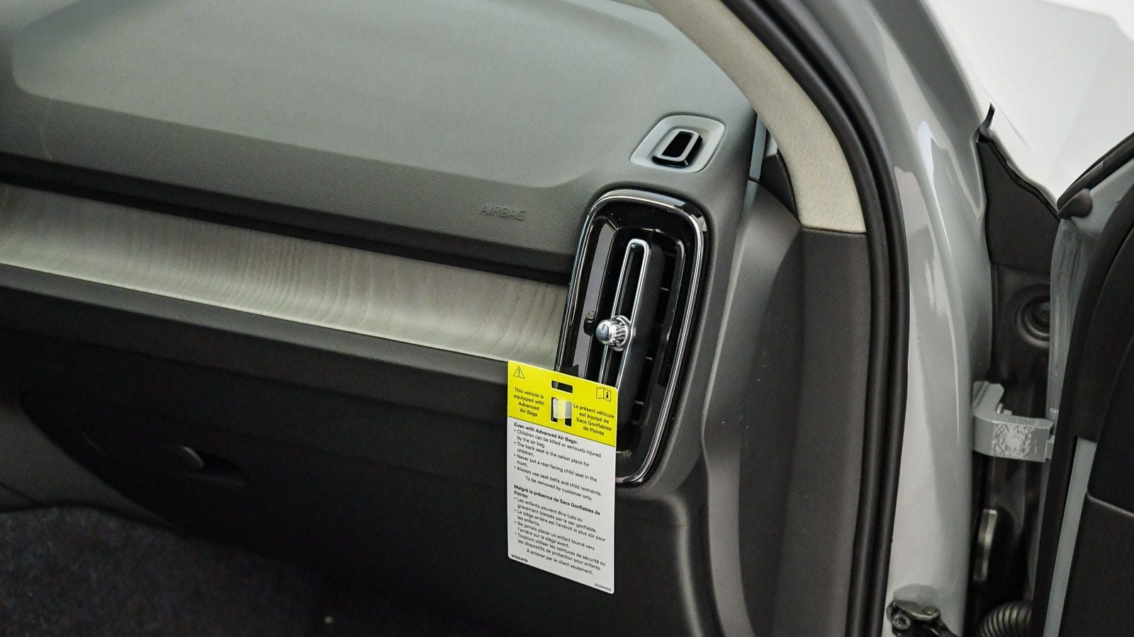 Certified 2026 Volvo XC40 B4 Plus w/ Climate Package FWD image 16