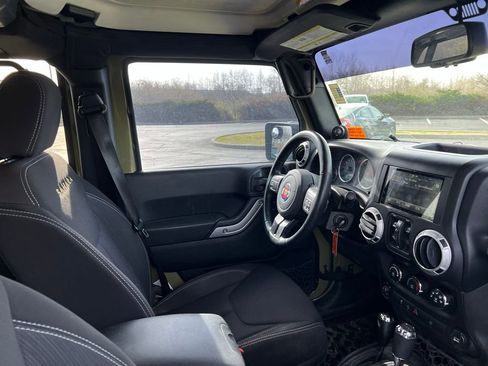 Used 2013 Jeep Wrangler Unlimited Sahara image 8