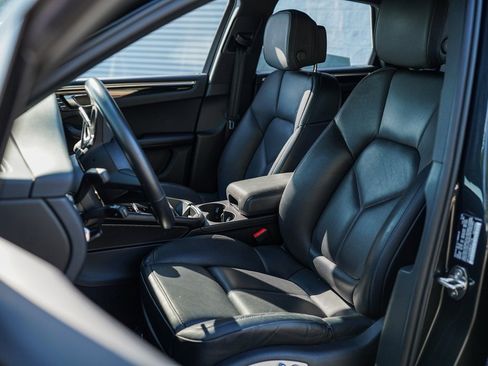 Used 2024 Porsche Macan w/ Premium Plus Package image 22