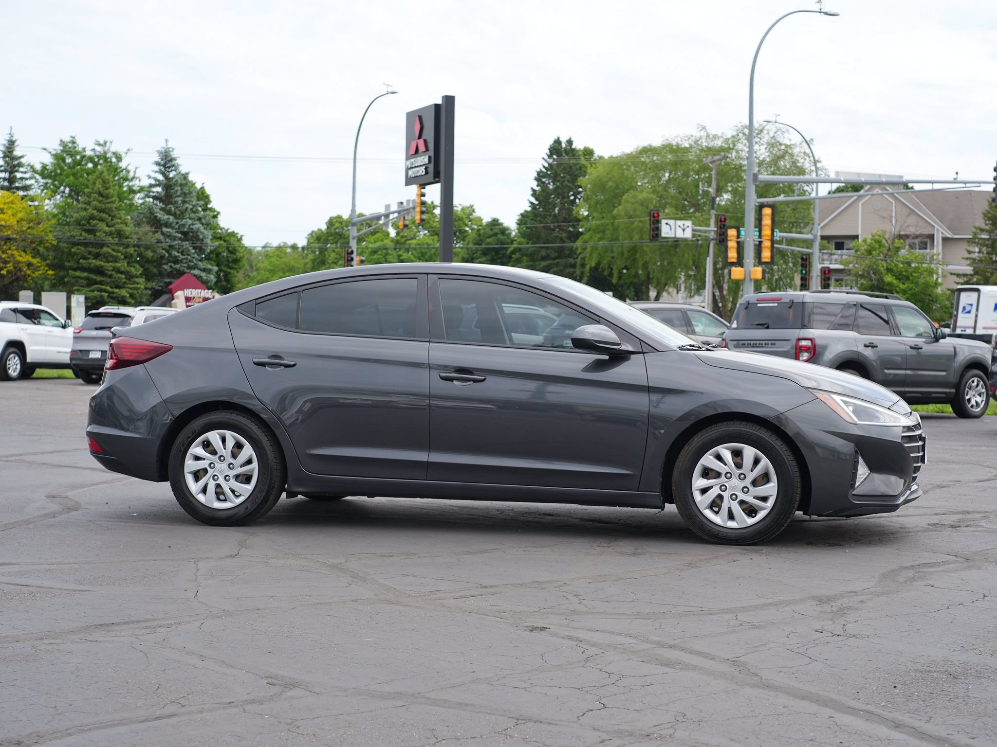 Used 2020 Hyundai Elantra SE FWD image 2