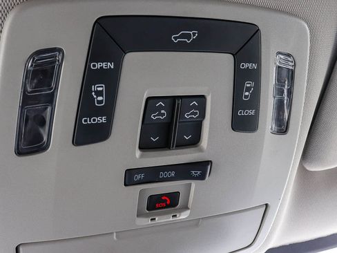 Used 2021 Toyota Sienna XLE w/ XLE Plus Package FWD image 37
