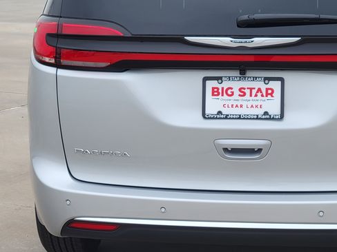 New 2026 Chrysler Pacifica Select FWD image 7
