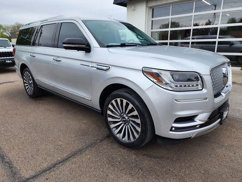 Used 2018 Lincoln Navigator L Reserve AWD/4WD image 2