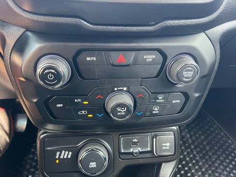 Used 2020 Jeep Renegade Latitude w/ Cold Weather Group AWD/4WD image 32