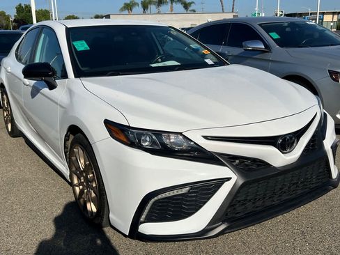 Used 2023 Toyota Camry SE FWD image 3