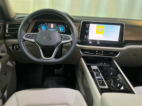Certified 2025 Volkswagen Atlas SE image 17