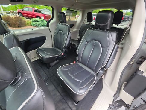 Used 2023 Chrysler Pacifica Limited FWD image 24