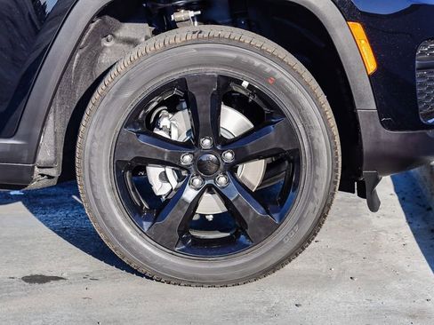 New 2025 Jeep Grand Cherokee Altitude image 11