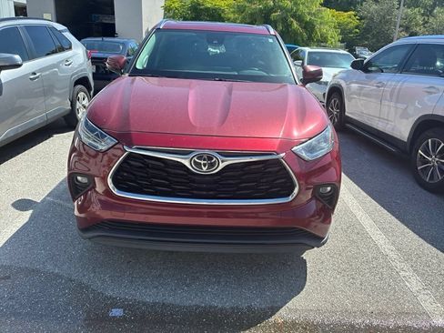 Used 2023 Toyota Highlander Limited FWD image 2
