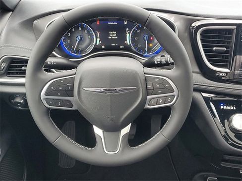 New 2026 Chrysler Pacifica Select image 13