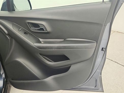 Used 2022 Chevrolet Trax LT w/ LT Convenience Package image 31