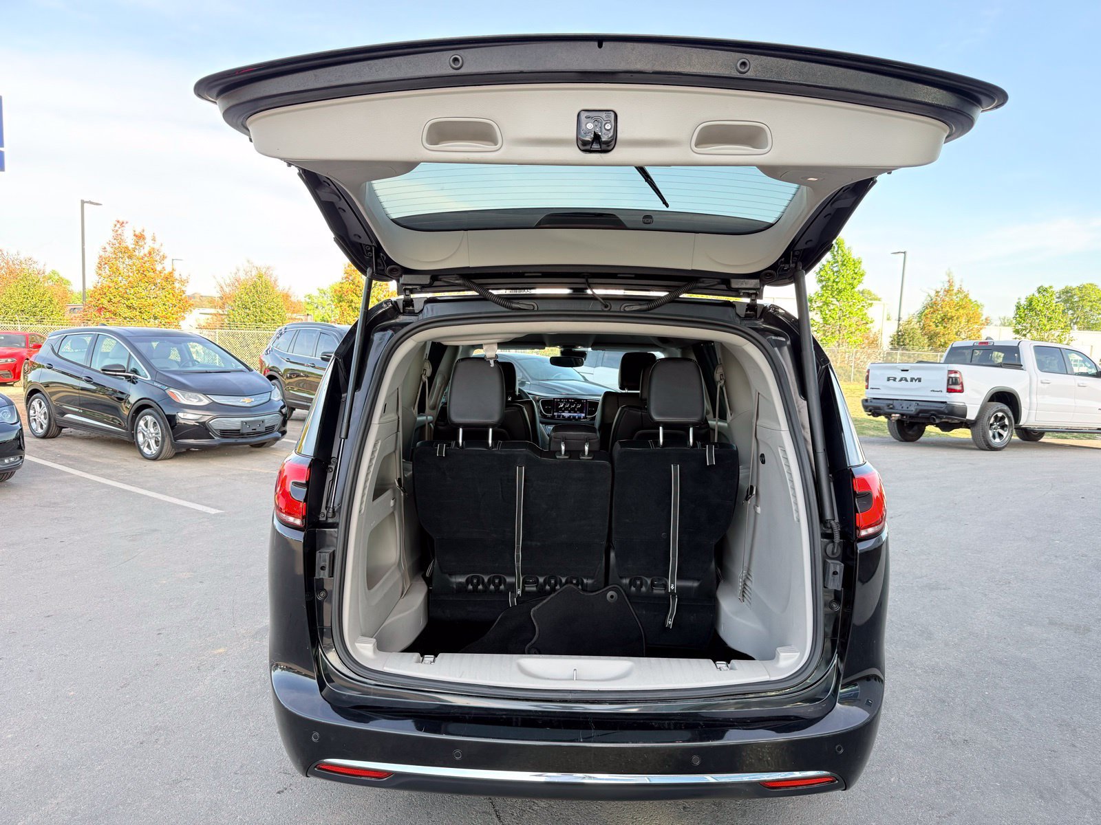 Used 2023 Chrysler Pacifica Touring-L FWD image 53