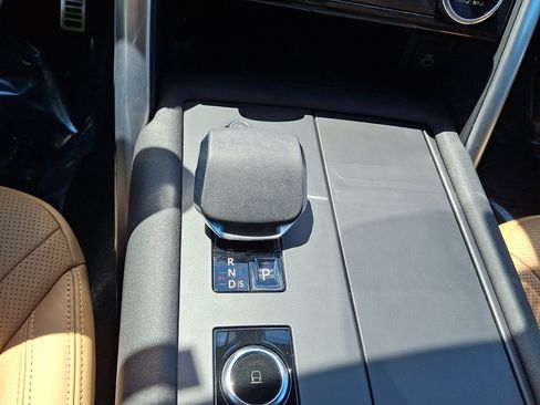 Used 2025 Land Rover Discovery Dynamic SE AWD/4WD image 14