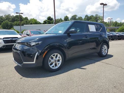 Used 2023 Kia Soul LX w/ LX Technology Package FWD image 3