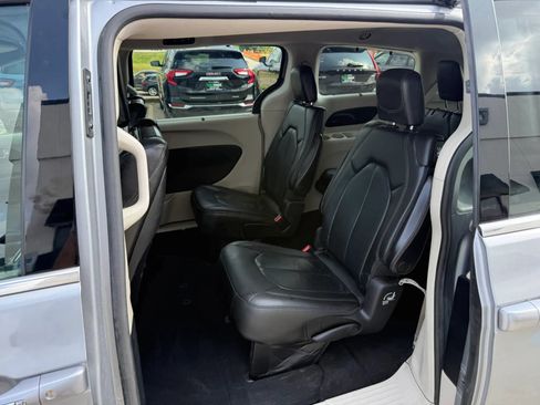 Used 2020 Chrysler Pacifica Touring-L Plus FWD image 22